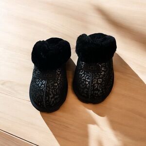 Ugg Black Fuzzy Cheetah Print Women’s Slippers Size 8